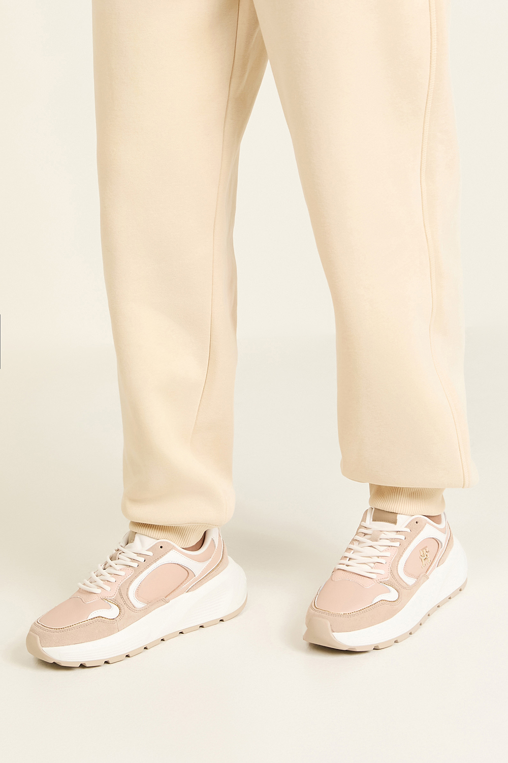 תמונת כל הלוק של נעלי סניקרס TOMMY HILFIGER